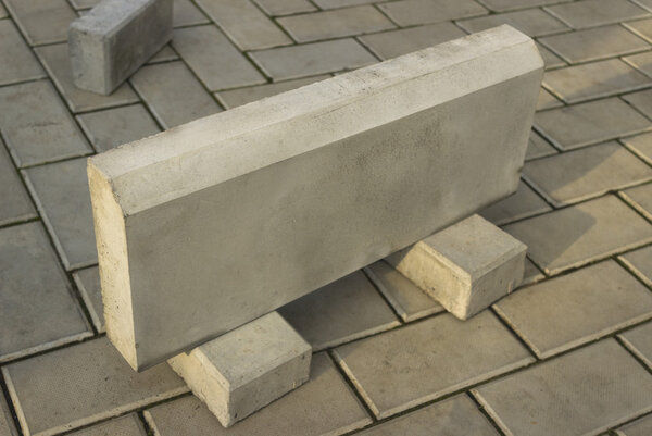 Один большой бордюрный камень сделан из бетона
