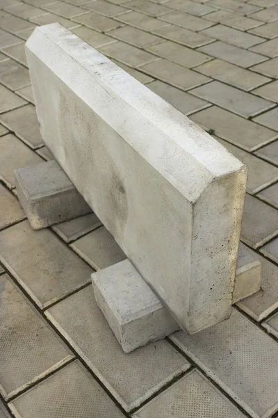 Velké obrubník kámen je vyroben z betonu — Stock fotografie
