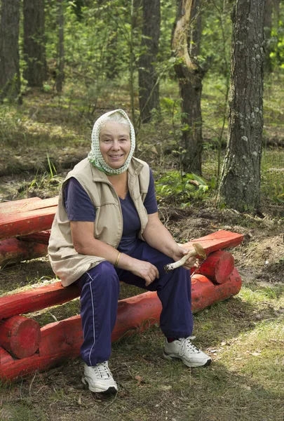 Elderly woman found a mushroom — Stock Photo, Image