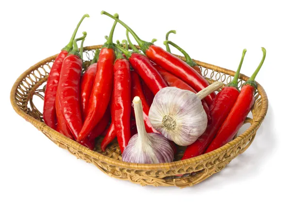 Pepper dan bawang putih dalam mangkuk jerami — Stok Foto
