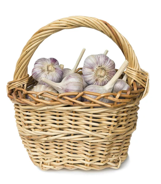 Garlic lie in a wicker basket — Stock Photo, Image