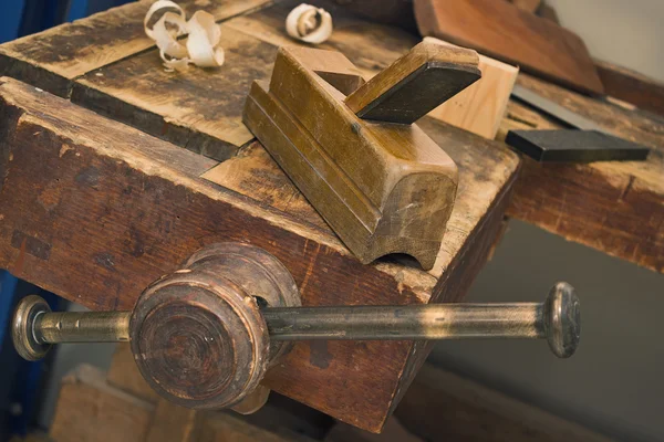 Gamla städ och verktyg i en workshop-stilleben — Stockfoto