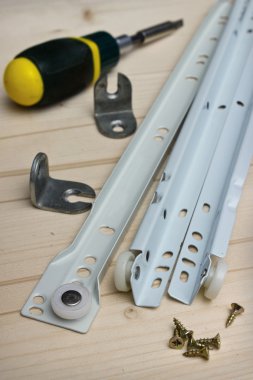 Mobilya parçaları ve tornavida tablo