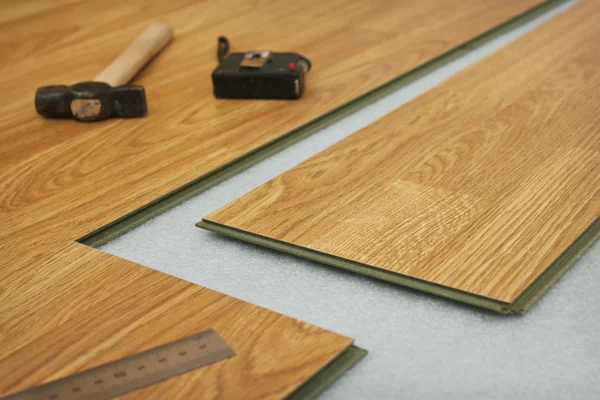 Colocación de paneles laminados del color de la madera — Foto de Stock