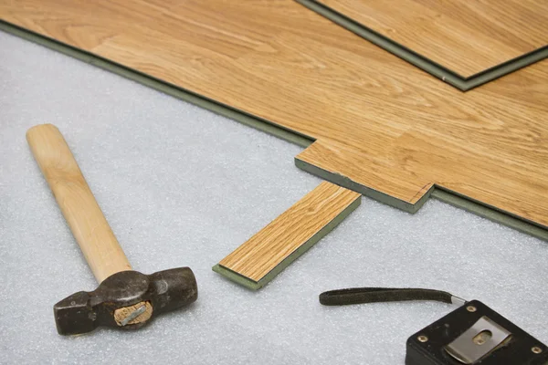 Laying laminated panels the color of the wood — Stock Photo, Image