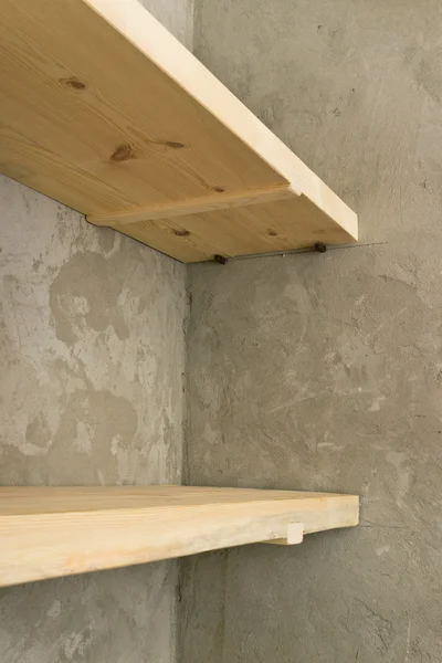 Solidne półki wykonane z drewna w spiżarni — Zdjęcie stockowe