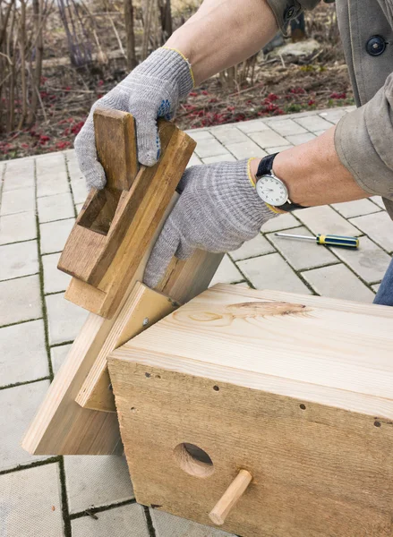 Making a birdhouse from boards — Stock Photo, Image