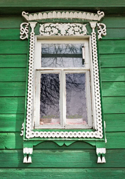 Venster met wit trim op de groene muur — Stockfoto