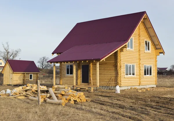 Una pequeña casa de madera — Foto de Stock