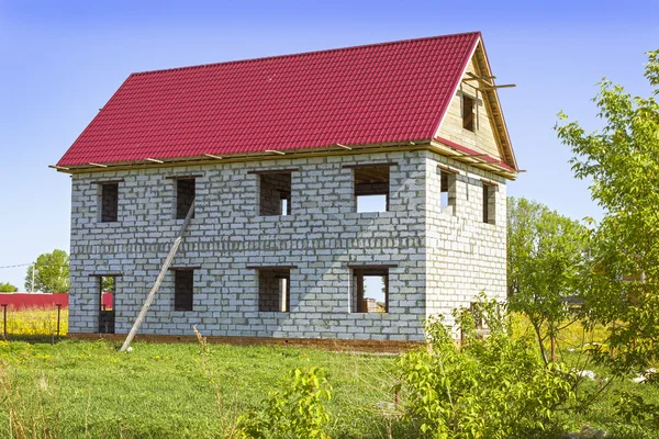 Huset från skum betong block i ängen — Stockfoto