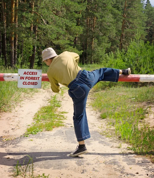Man overcomes barrier in fire-dangerous period — Stock Photo, Image