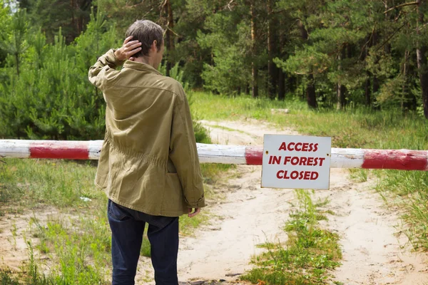 Man reading banning attend forest — Stock Photo, Image