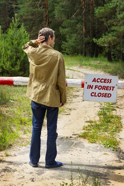 Mladý muž, čtení, zákaz navštěvovat Les — Stock fotografie