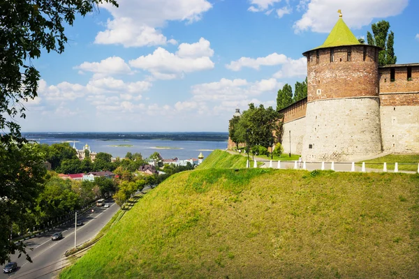 RUSIA, NIZHNY NOVGOROD: Potente torre redonda en las verdes colinas — Foto de Stock