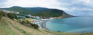 Panorama. Karadeniz Körfezi. Tatil köyü. Çakıl taşı plajı. Sonbahar