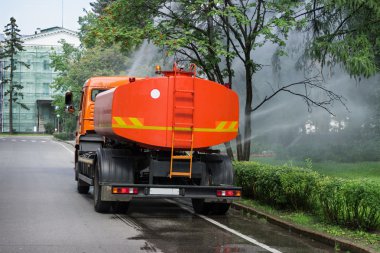 makine bir kamu bahçe içki alıyor.