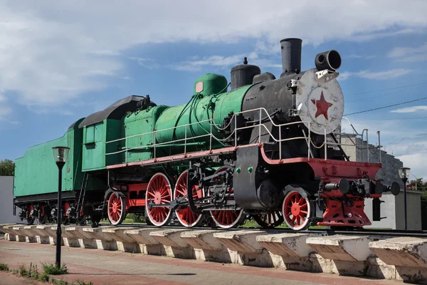 Monument to Russian steam locomotive, built in 1949 — Stock Photo, Image