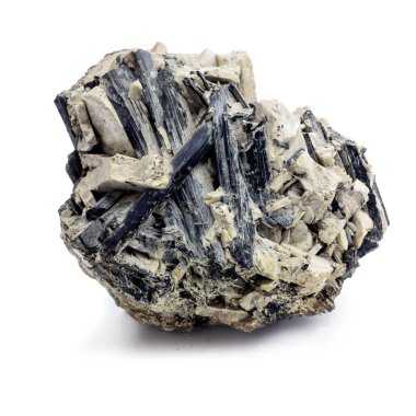 Çeşitli minerallerden oluşan bir kristal kümesi. Büyük siyah aegirin kristalleri