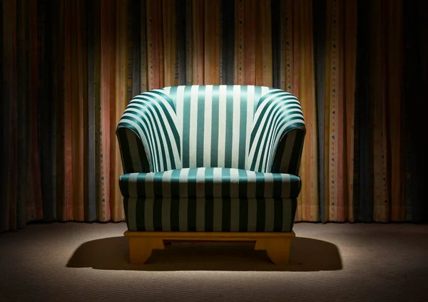 Винтажное Кресло Стоящее Темной Комнате Полосатыми Шторами Светом Лампы — стоковое фото