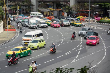 BANGKOK, THAILAND - CIRCA Şubat 2015: Ulaşım ve Bangkok 'taki insanların olduğu sıradan sokak sahnesi