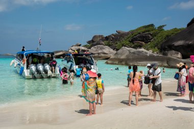 Similan Adaları, Tayland - Şubat 2015: Turistler tekneden adaya kadar karaya çıktılar. Similan Adası, Ulusal Park