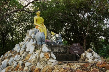 Maymun ve fil heykeli Buda 'ya bal ve şeker kamışı veriyor. Ayutthaya, Tayland