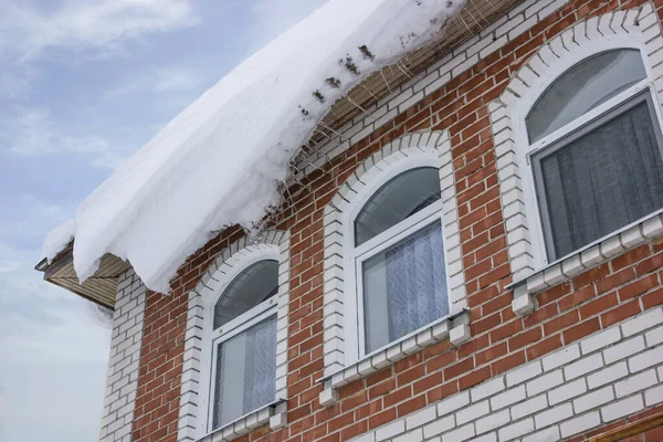 生命への危険性の増加の場所 屋根から雪が降るという脅威 冬の中頃に撮影された — ストック写真