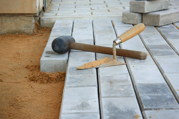 Pedras Para Construção Pavimento Ferramentas Uma Nova Seção Calçada — Fotografia de Stock