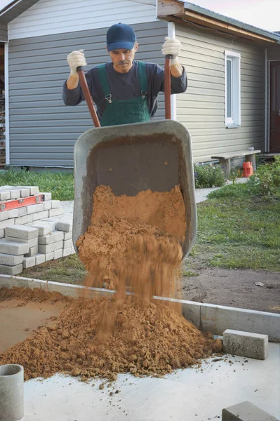 Builder Makes Backfill Device Sidewalk Dacha — Stock Photo, Image