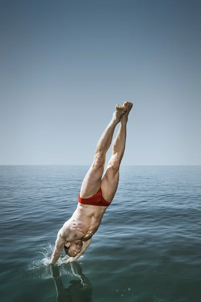 Homem pulando no lago — Fotografia de Stock