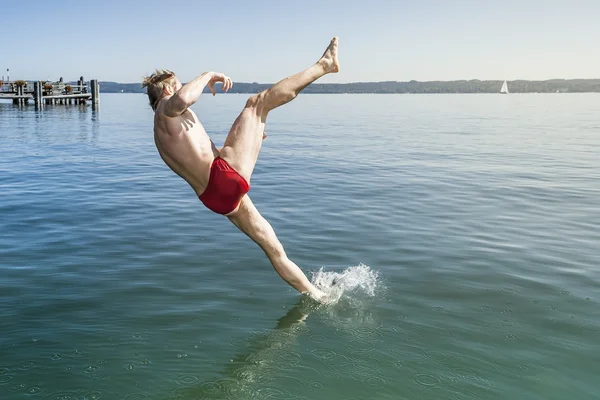 Jumping into the water — Stock Photo, Image