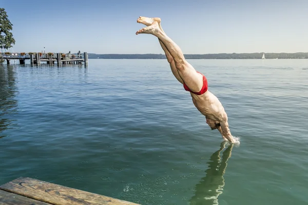 Springen in het water — Stockfoto