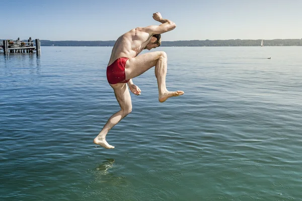 Jumping into the water — Stock Photo, Image