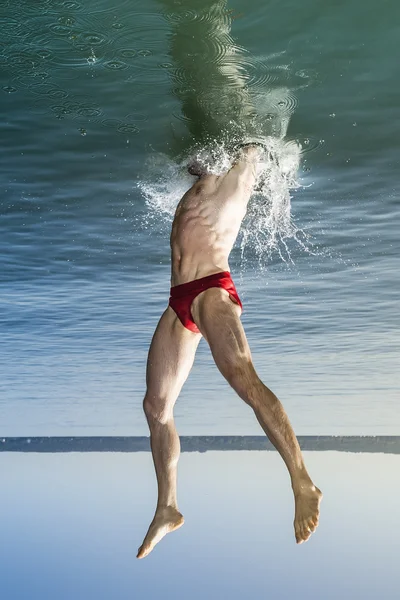 Jumping into the water — Stock Photo, Image