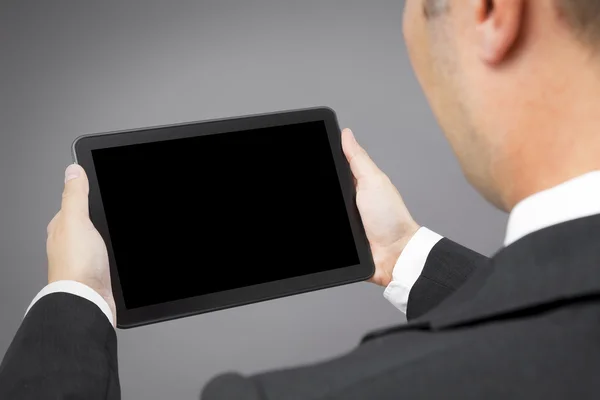Biznesmen czytanie komputera typu tablet — Zdjęcie stockowe