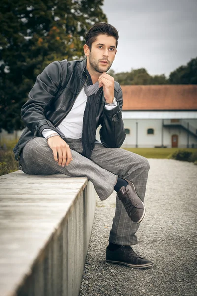 Young man outdoor — Stock Photo, Image