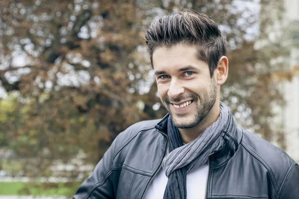 Hombre joven al aire libre —  Fotos de Stock