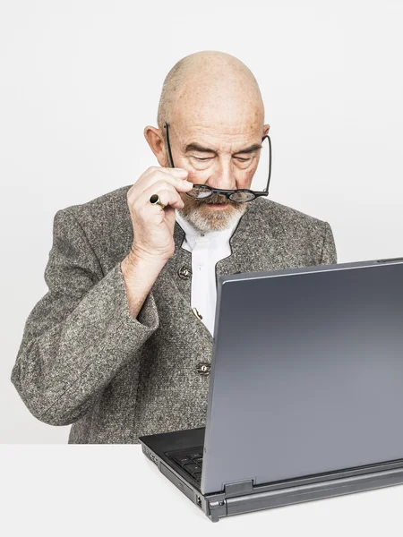 Oude man computer — Stockfoto