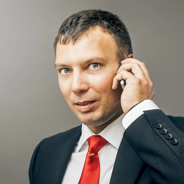Obchodní muž s mobilním telefonem — Stock fotografie