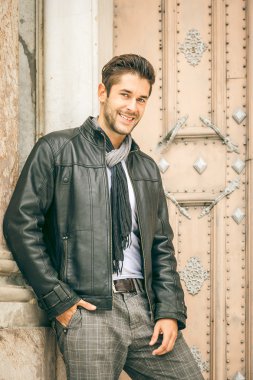 genç adam siyah deri