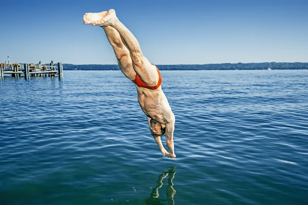 Jumping into the water — Stock Photo, Image