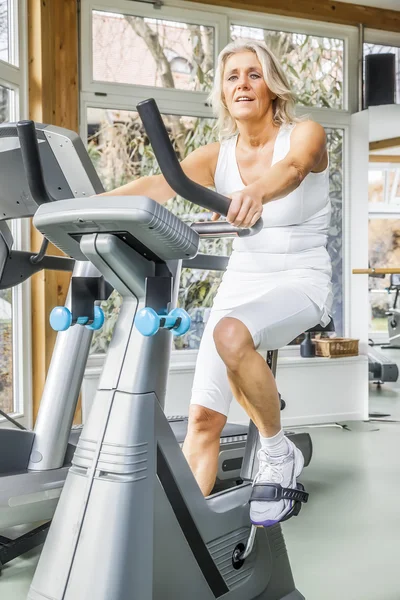 Fitnessreife Frau — Stockfoto