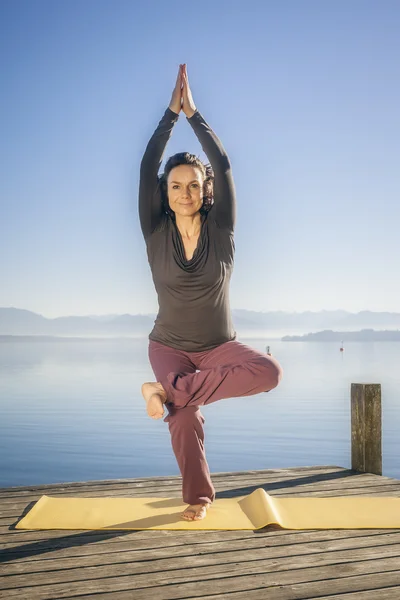 Yoga kvinna — Stockfoto