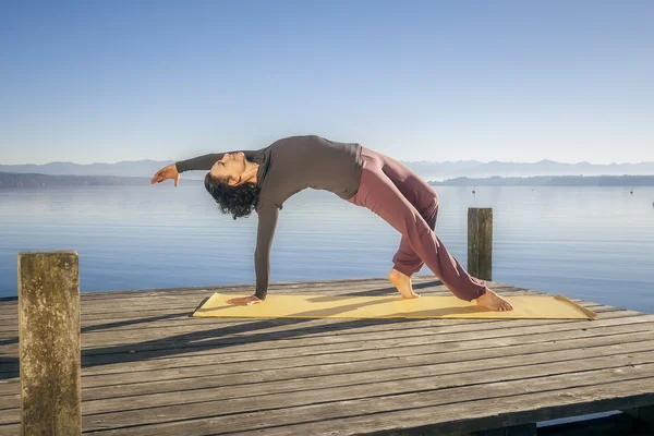 Yoga kvinna — Stockfoto