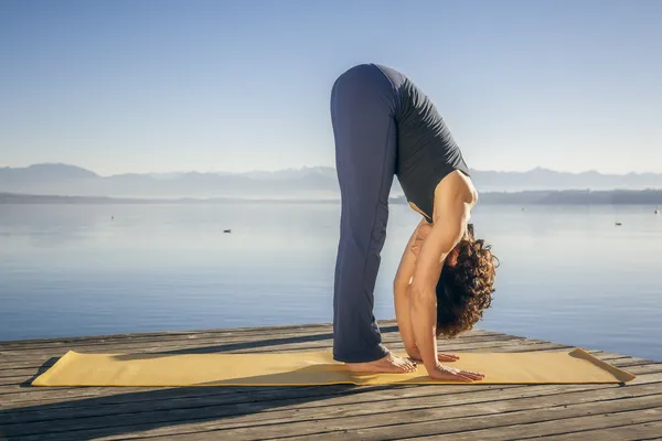 Joga kobieta uttanasana — Zdjęcie stockowe