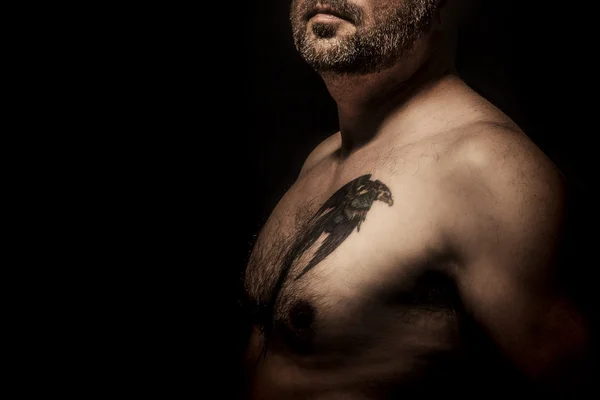 Hombre con tatuaje — Foto de Stock