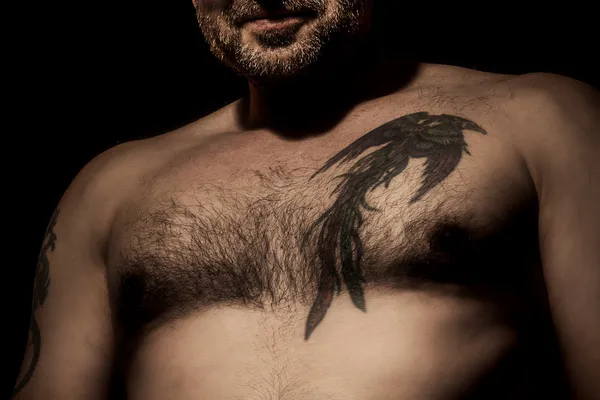Uomo con tatuaggio — Foto Stock