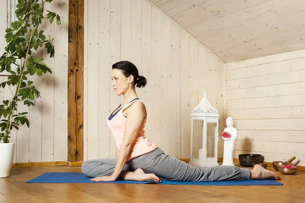 Yoga-Frau — Stockfoto