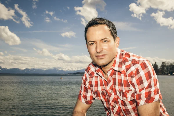 Man at the lake — Stock Photo, Image