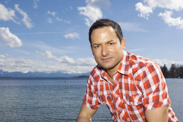 Man at the lake — Stock Photo, Image